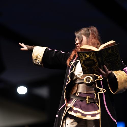 Robin from Fire Emblem Awakening
Cosplayer: Nola Cosplay
https://www.instagram.com/nolacosplay/